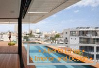 Bazén v piatom poschodí, ako luxusný doplnok nového domu v Tel Avive