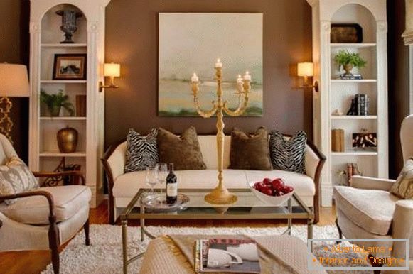 Hnedé steny a biely obývacia izba