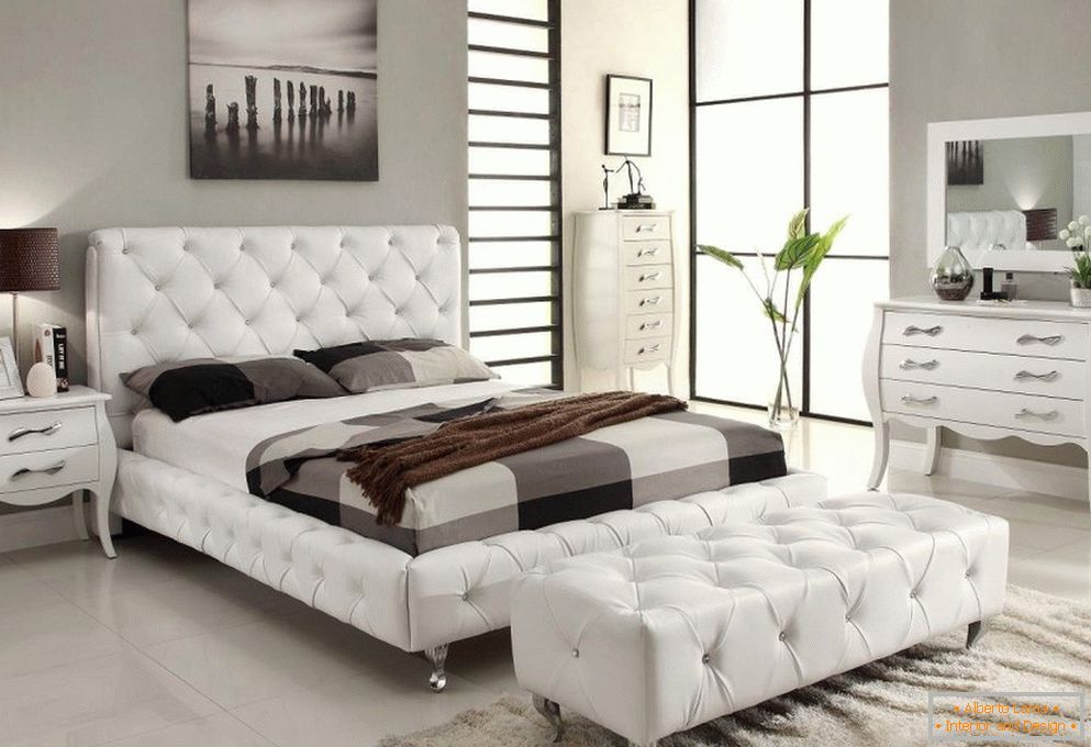 Interiér spálne s bielym nábytkom