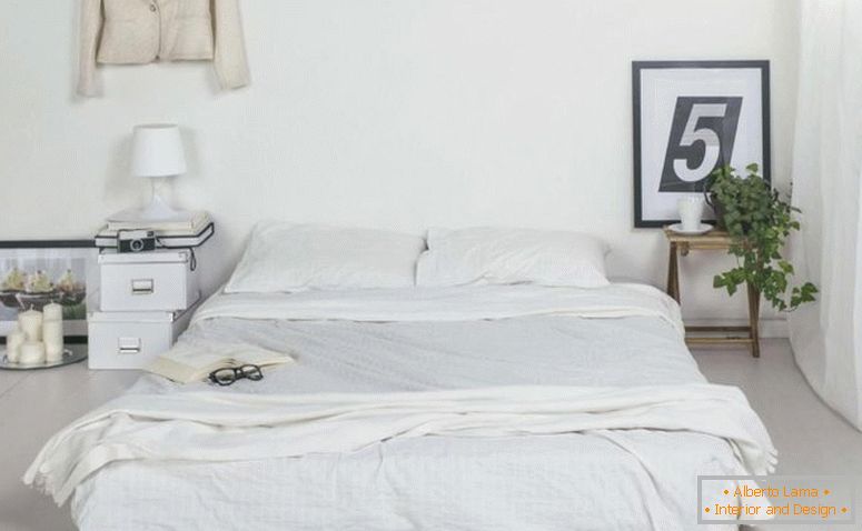 minimalistické-bielo-spálňa-design-s-podlahové bed and malom drevenom-bočné stolík