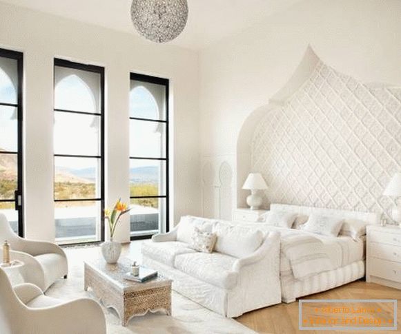 Interiér bielej spálne v marockom štýle