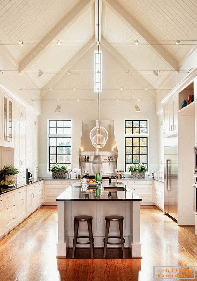 Obrovská kuchyňa v béžovej farbe s drevenými podlahami