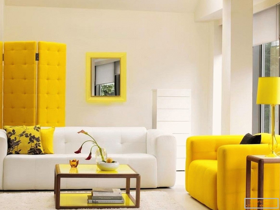 Kombinácia bieleho a žltého nábytku v interiéri