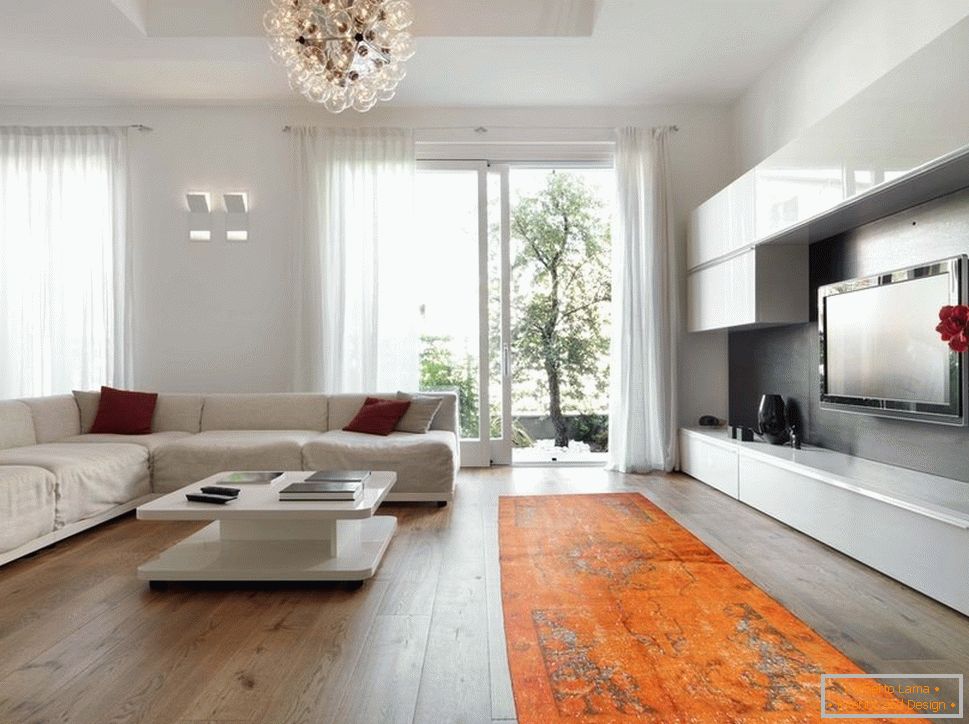 Oranžový koberec v kombinácii s bielym nábytkom a stenami