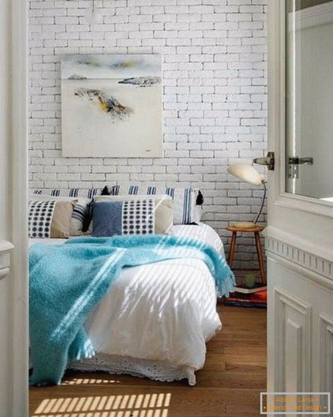 Biele tehlové tapety v interiéri спальне, фото 16