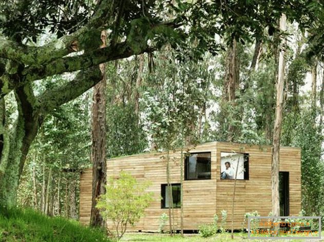 Ekvádorský malý dom v krásnom lese