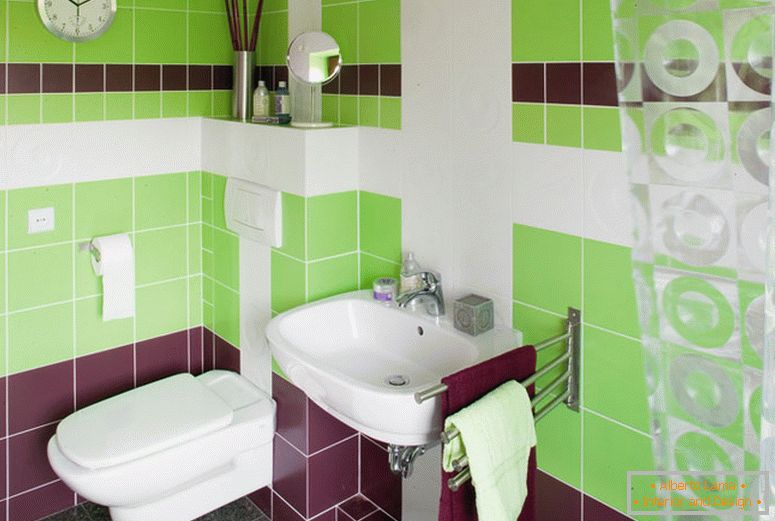 Malá kúpeľňa v jasných farbách