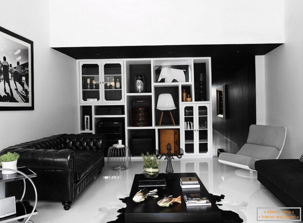 Biela podlaha a čierny nábytok
