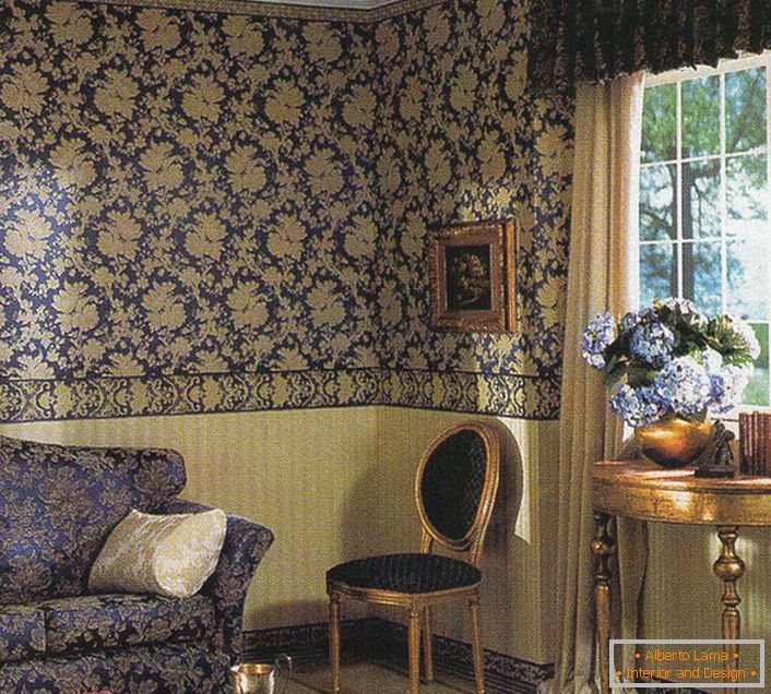 Tmavo modrá v barokovej obývacej izbe. Vzor na tapety odráža ornament na čalúnení pohovky.