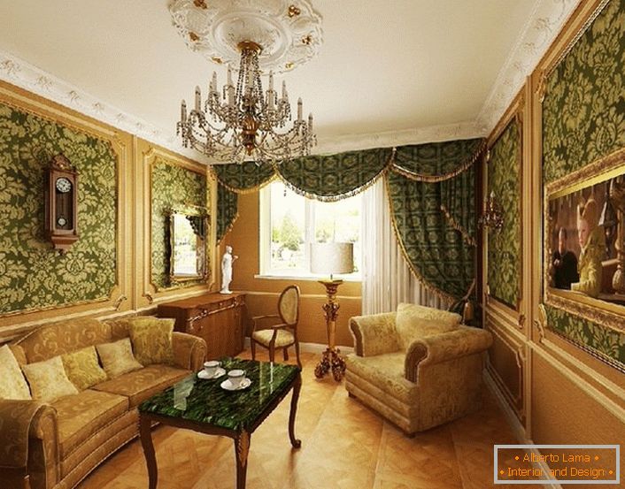 Tmavozelená tapeta so zlatými vzormi - ideálna pre barokovú obývaciu izbu.