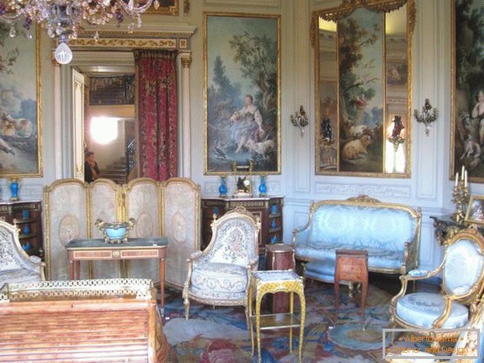 Tapety napodobňujúce staré obrazy v barokovej hosťovskej izbe. 