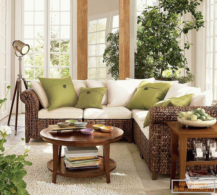 Veľké okná s drevenými rámami umožňujú v obývacej izbe v ekologickom štýle dostatočné množstvo slnečného svetla, ktoré by malo prevažovať v miestnosti.