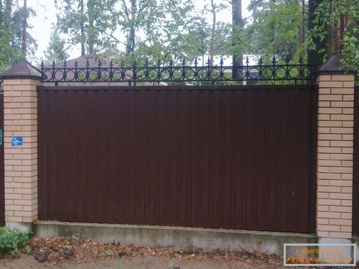 Modulový plot z vlnitej lepenky je ozdobný okrajom, ktorý tiež vykonáva určité bezpečnostné funkcie. 
