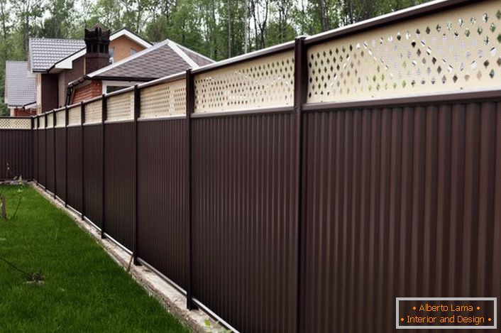 Modulárny plot je atraktívny nielen pre svoj príjemný vzhľad, ale aj praktický a funkčný.