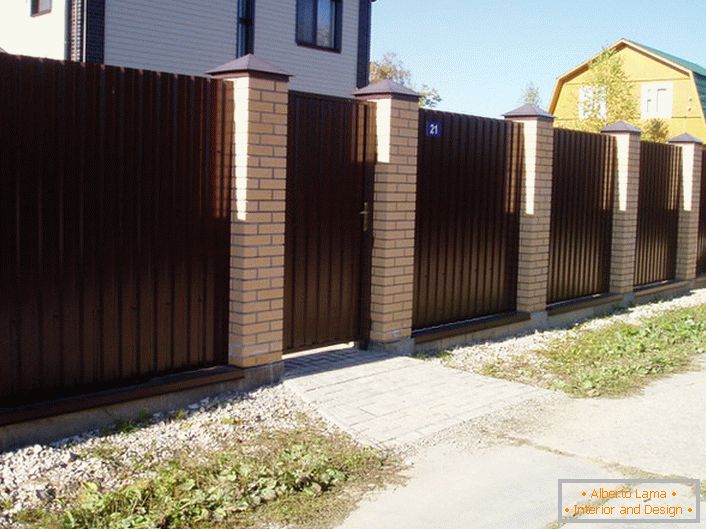 Modulárny plot je tmavo hnedý s mramorovou úpravou - klasikou žánru, ak hovoríme o dizajne predmestských oblastí.