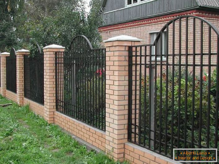 Elegantný modulárny plot pre malú vilu je považovaný za najviac prijateľnú možnosť. 