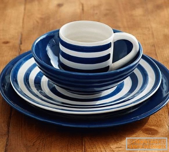 Modré jedlá z keramiky Barn