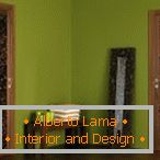 Svetlé zelené steny a laminátové drevo