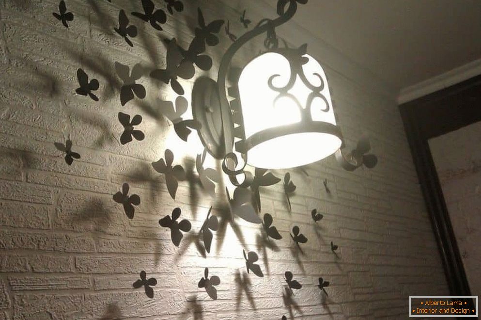 Motýle na stenu s lampou