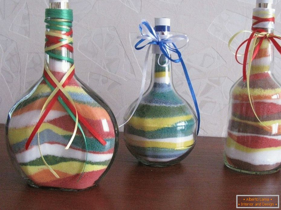 Fľaše rôznych tvarov s farebnou soľou