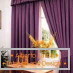 Svetlý interiér s purpurovými závesmi