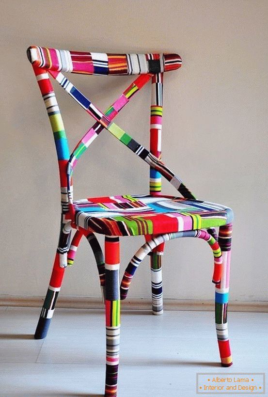 Vkladanie stoličky s farebnými samolepkami