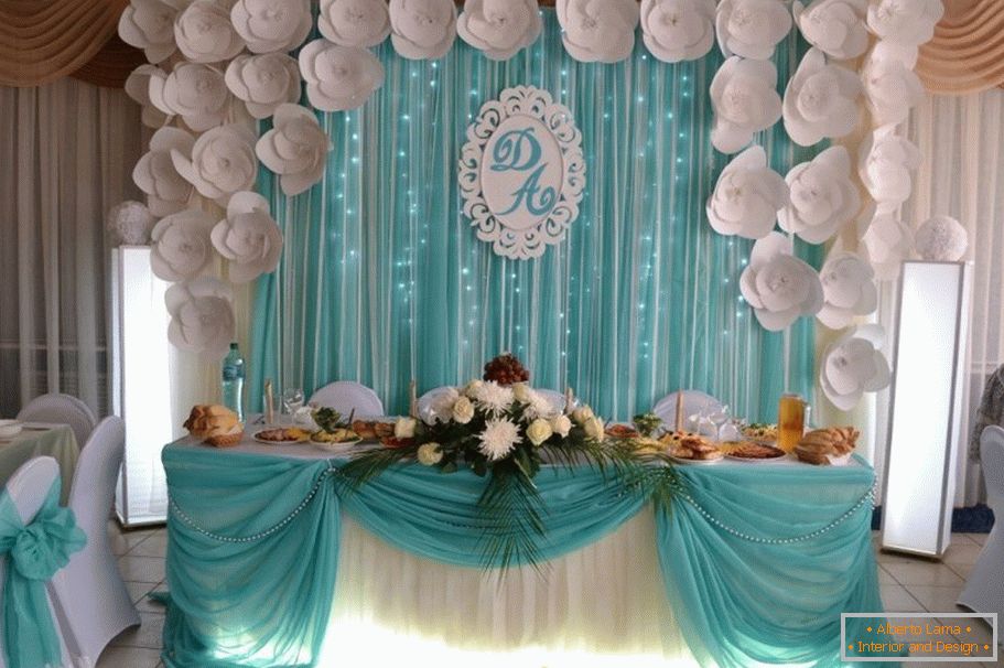 Biele a tyrkysové farby v dekorácii svadobnej haly