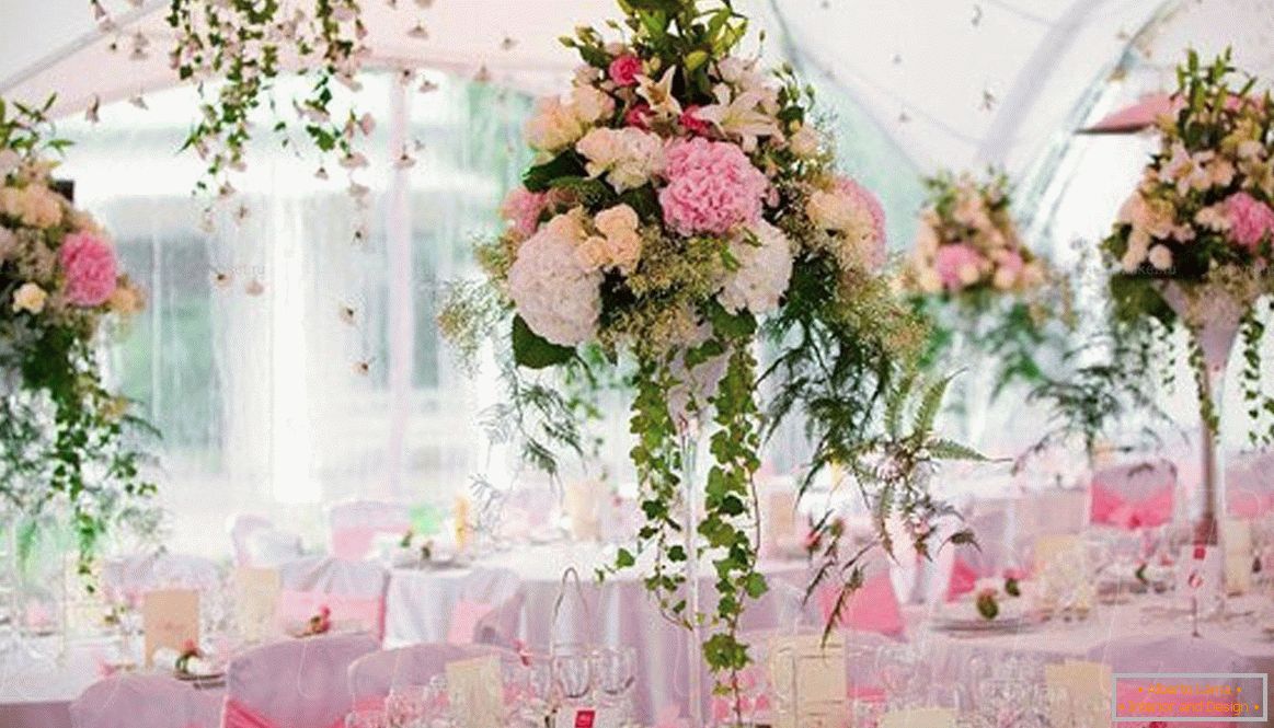 Dekorácia svadobnej haly s čerstvými kvetmi