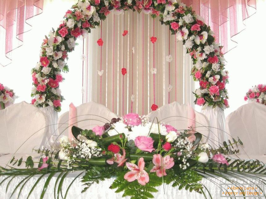 Svadobný oblúk kvetov