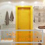 Žlté dvere v svetlej kúpeľni