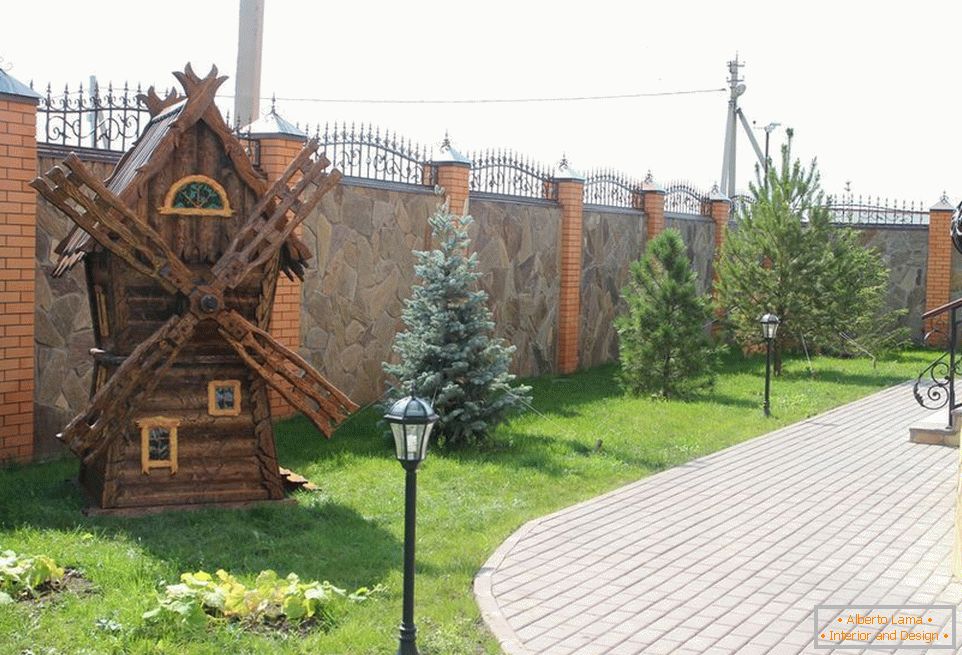 Dekoratívny mlyn v ruskom štýle