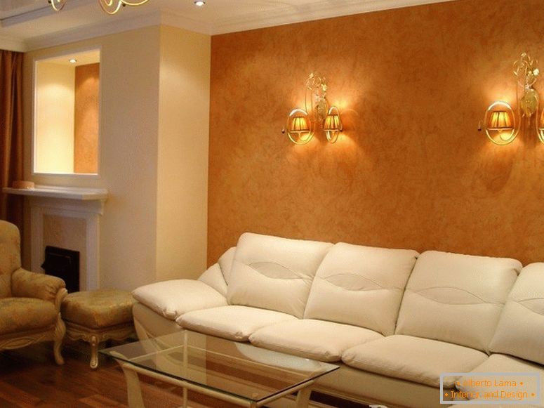 Svietidlá na stenu s dekoratívnou omietkou v obývacej izbe