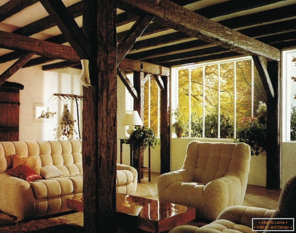 Drevené trámy v interiéri obývacej izby
