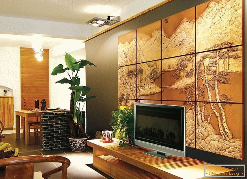 Hory na dekoratívnom paneli v interiéri