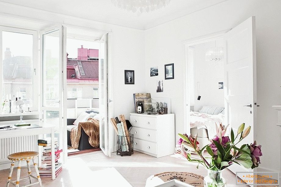 Obývacia miestnosť s prístupom na balkón v bielej farbe