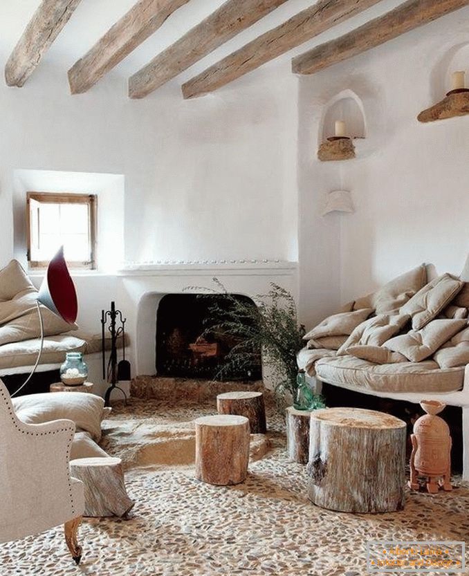 Použitie dreva v obývacej izbe v štýle rustikizmu