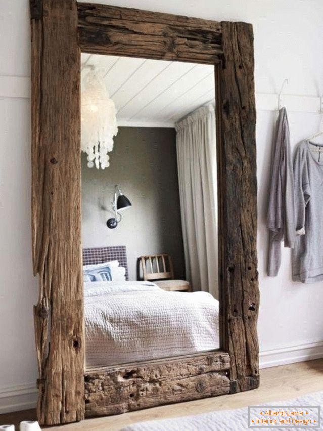 Zrkadlový rám z dreva