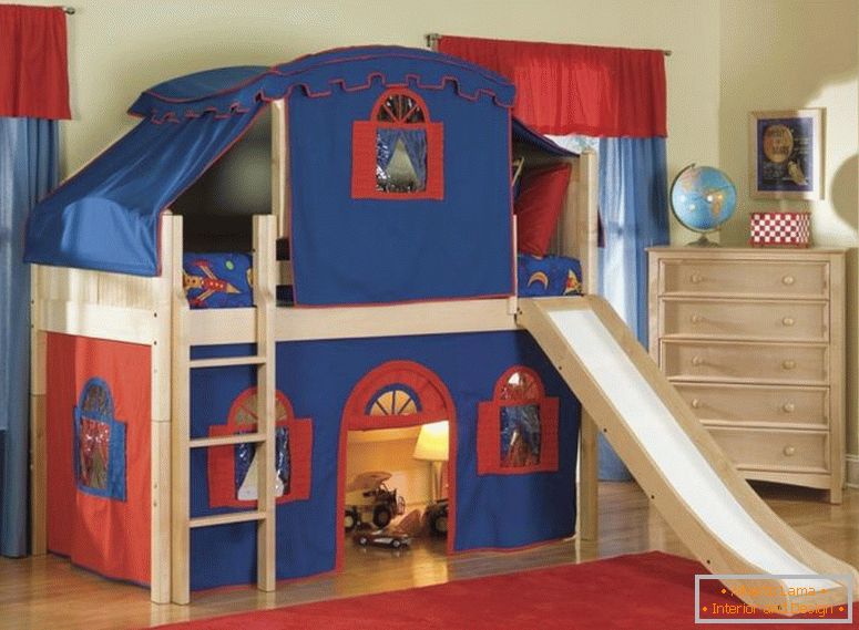 nádherné-cool-Kid-postele-s-cream drevená-poschodová posteľ stan-byť vybavený-červeno-modro-tkanina stan-on-the-postele-a-lesklo hnedé drevený kabinet-5- zásuvkových takmer okenné i-červeno-kožušiny-koberce-nad-drevo-podlahy s-deti-b