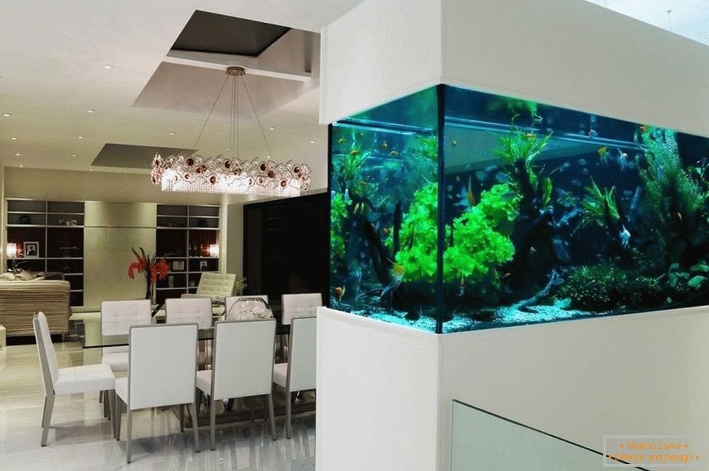 Vnútorná jedáleň s akváriom