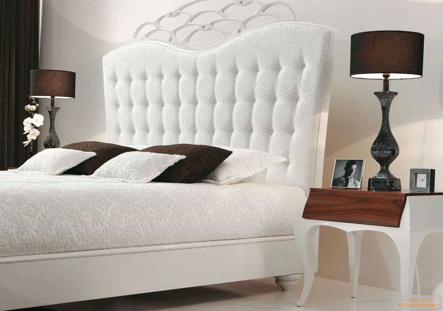 Biela posteľ v klasickom štýle