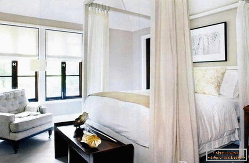 Klasická biela izba s posteľou s klenbou