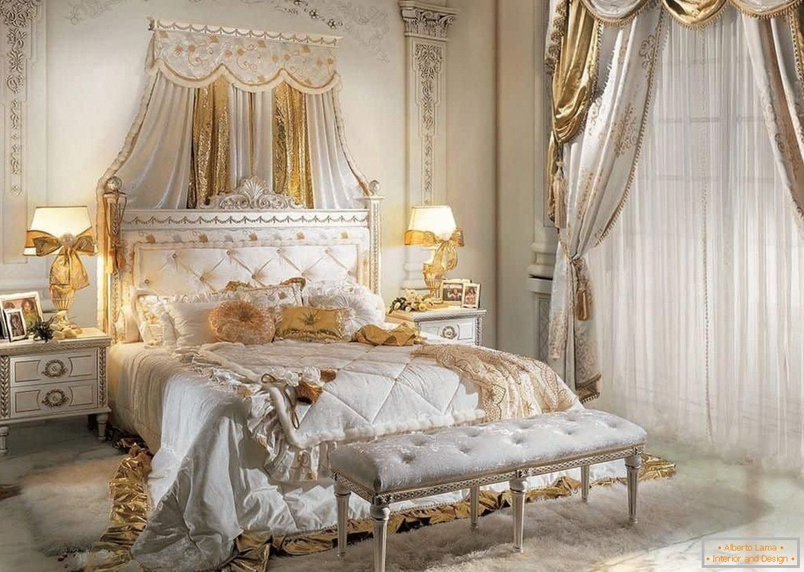 Posteľná posteľ v klasickej bielej spálni a stenou vyzdobenou štukou