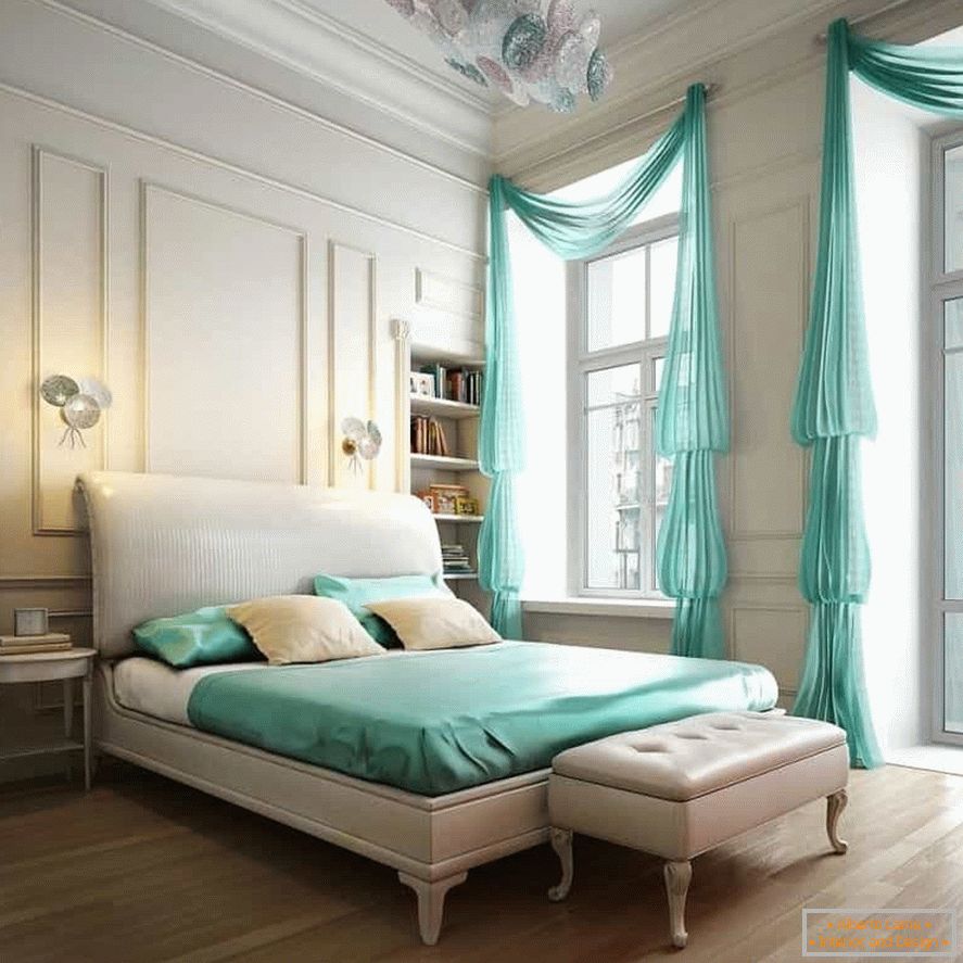 Biely interiér klasickej spálne sa môže zriediť farebnými posteľnými bielizňami a závesmi