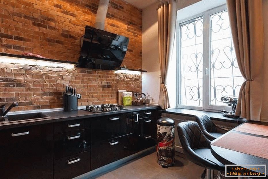 Kuchyňa s murovanou zásterou bez prívesných skríň nad pracovným povrchom