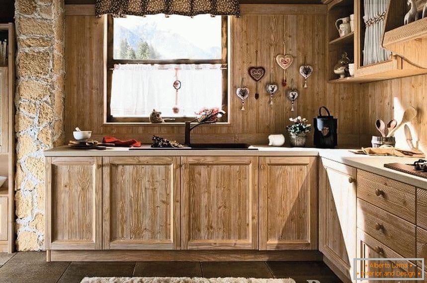 Kuchyňa v ekologickom štýle s drevenou zásterou