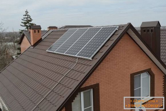 Návrh súkromného domu so solárnymi panelmi