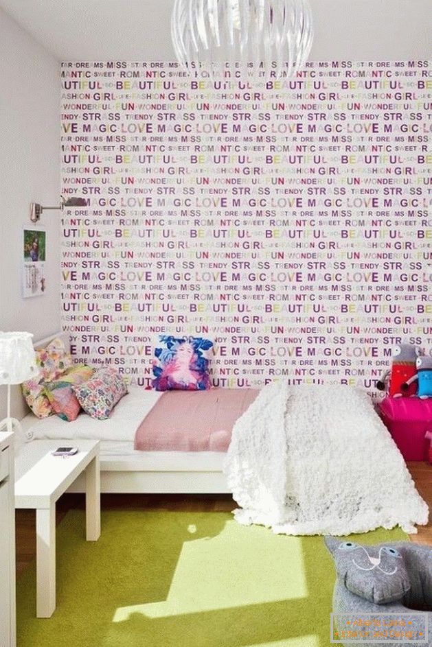Farebné tapety v spálni dievčaťa