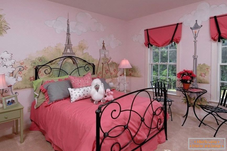 Spálňa pre dievča s maľovanými stenami