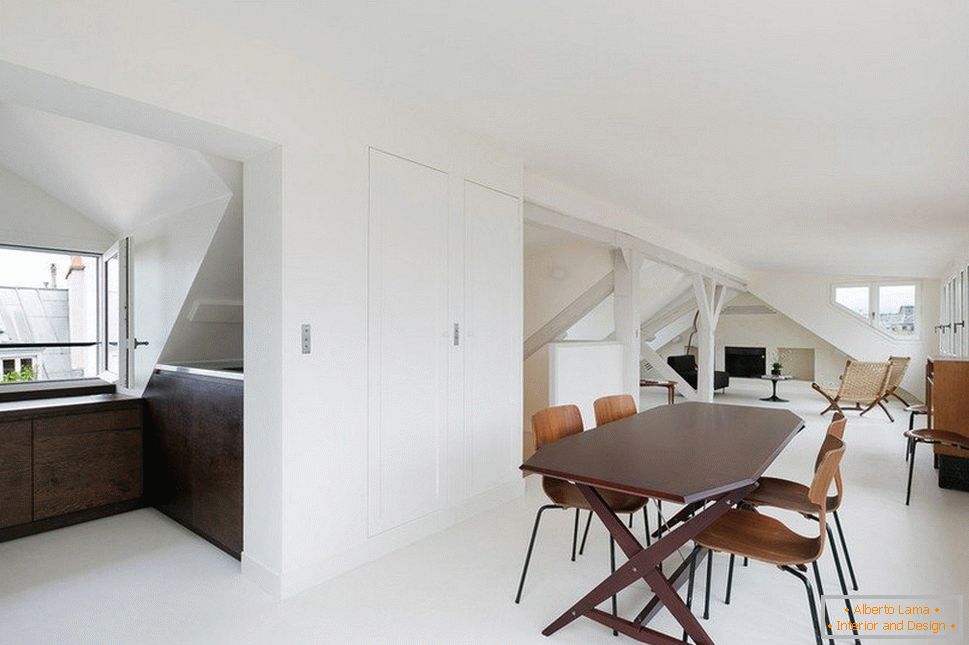 Dvojúrovňový apartmán v minimalistickom štýle