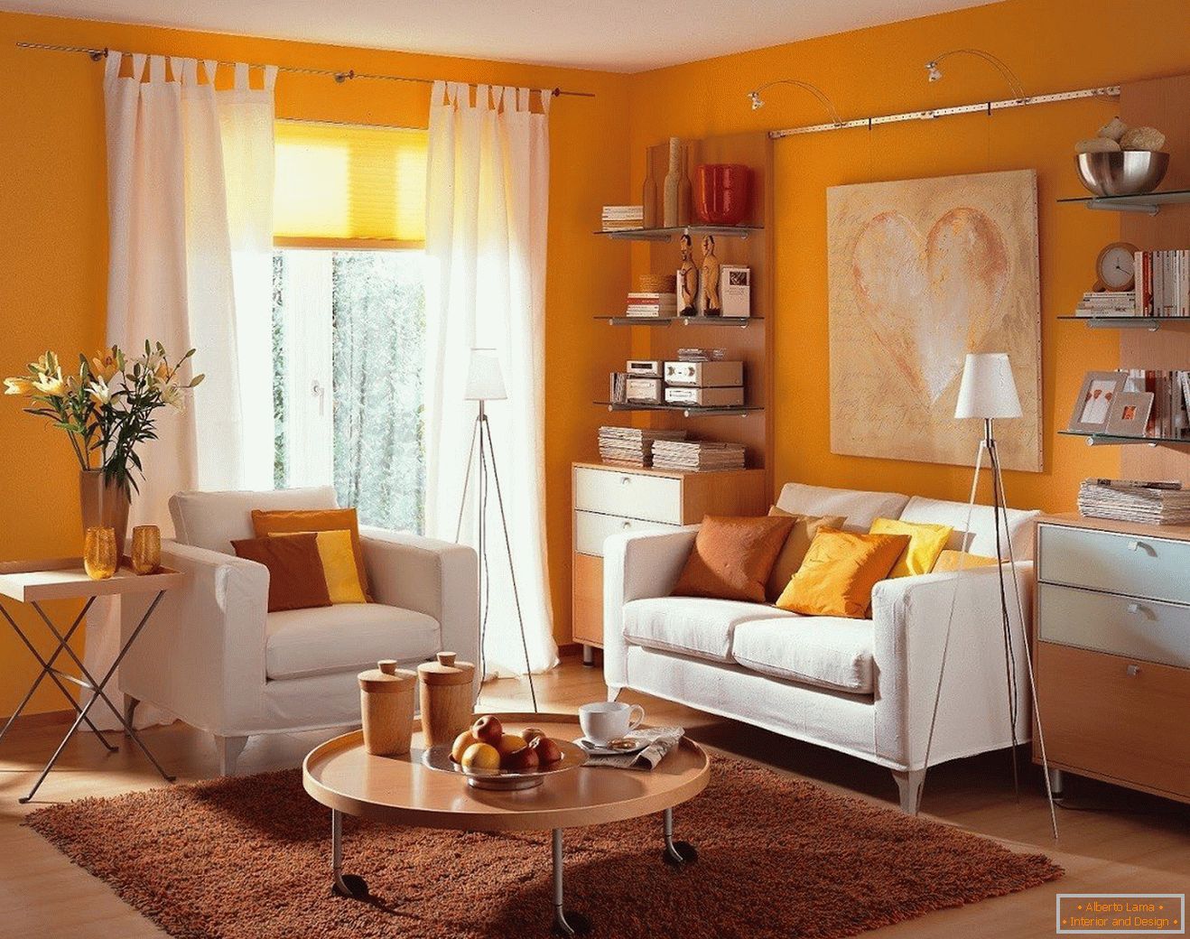 Obývačka s oranžovými stenami